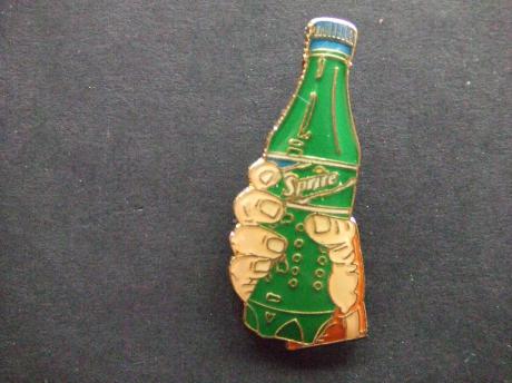 Sprite,7 Up flesje in de hand